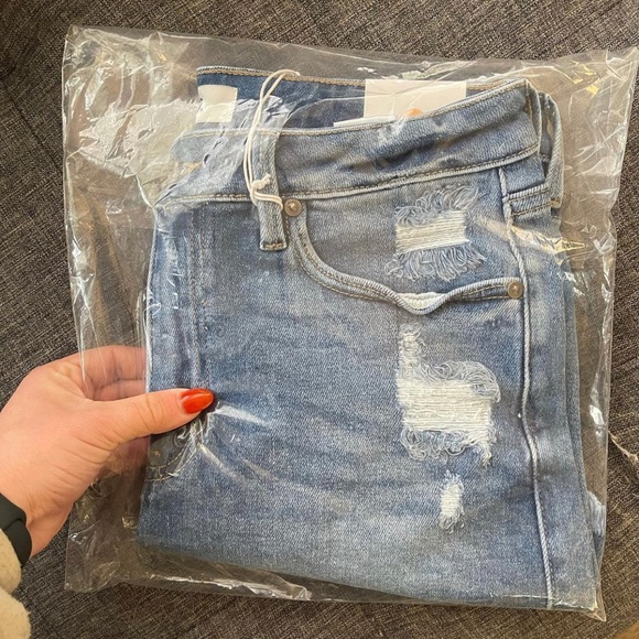 UNOPENED & NWT Magazine Medium Rise Denim Cut Offs - Picture 3 of 4